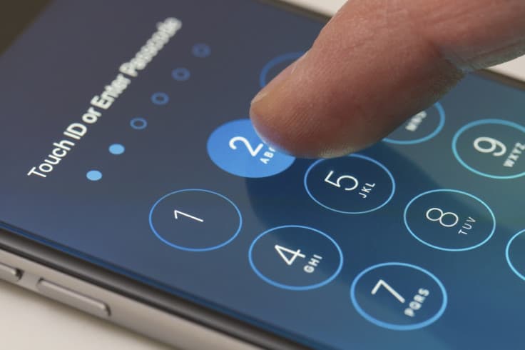 Tregu i smartfonëve në rënie gjatë 2026/ Samsung dhe Apple rezistojnë me modelet premium