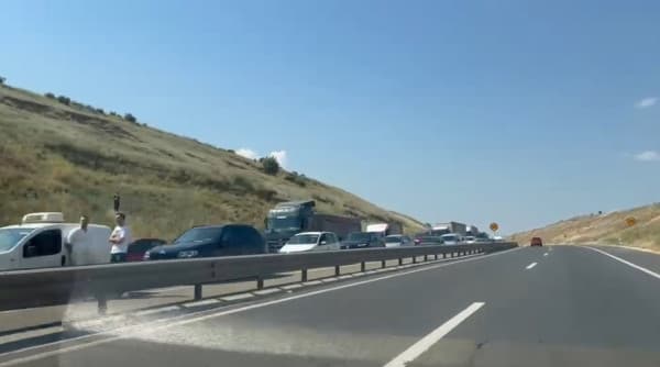Featured image for ​Sot kufizohet qarkullimi i kamionëve mbi 20 tonë në autoudhë
