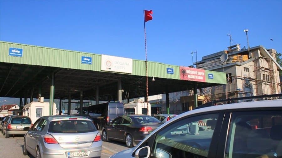 Featured image for Kolona në kufi, qytetarët presin me orë – kjo është gjendja në pikat kufitare