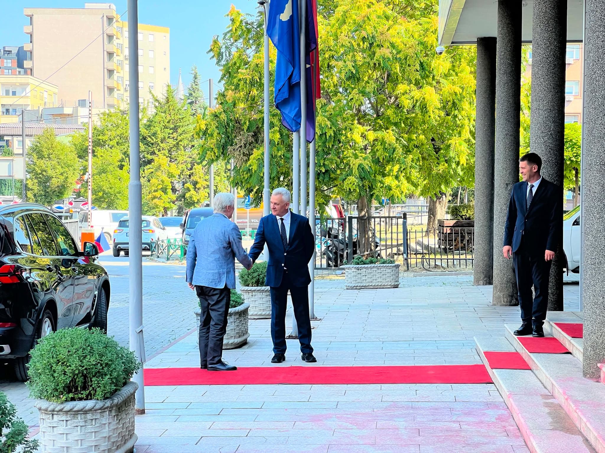 Featured image for Seanca konstituive e Kuvendit pak pa nisur, ambasadorët shkojnë në sallë për ta përcjellur atë