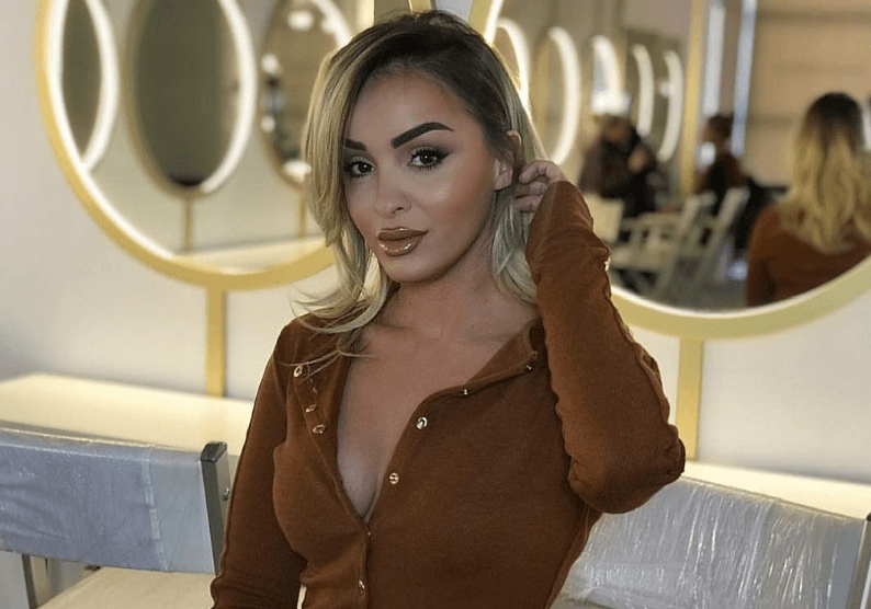 Adelina ‘ndez’ rrjetin, shfaqet provokuese në bikini