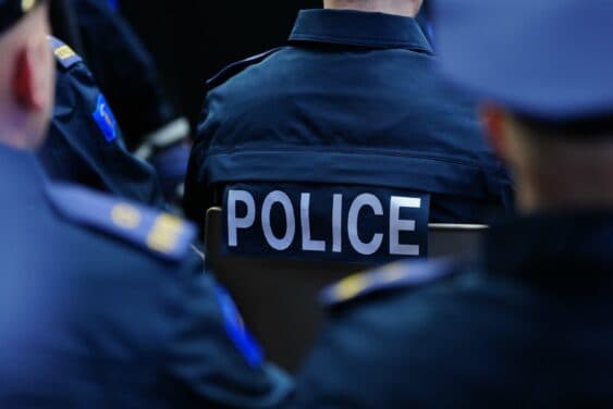 Featured image for Policia e bind 31-vjeçarin ta dorëzojë armën, e shpëton nga më e keqja