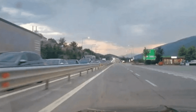 Featured image for Deri në 10 kilometra kolona në Morinë, pritje të gjata për të hyrë në Kosovë