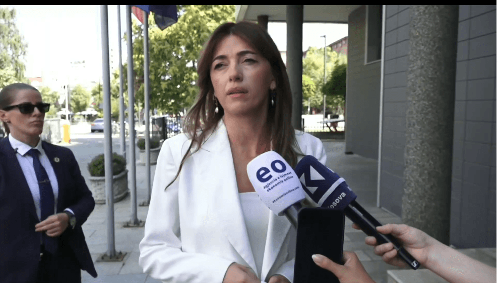 Featured image for Deputetja Haxhiu: Nuk është e vërtetë që opozitës iu mbyll Kuvendi, është praktikë që ndiqet sa herë s’ka seancë