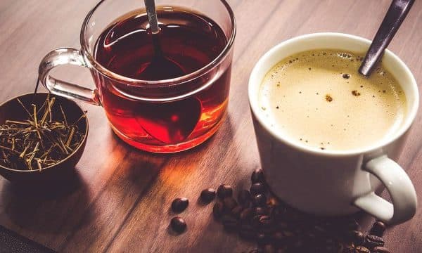 ​A e zëvendësojnë ujin, kafeja dhe çaji?