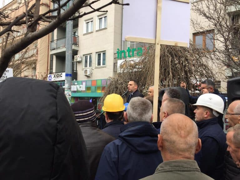 Featured image for “Ka shkelje flagrante të ligjit”, punëtorët në KEK në hall me kushtet e punës