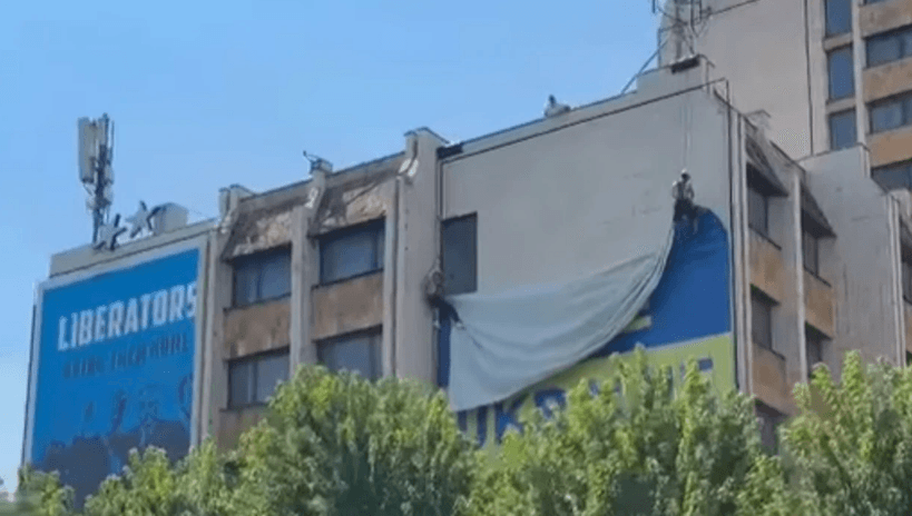 Featured image for Deklarata e Zelenskyt në Beograd – largohet mbishkrimi “Free Ukraine” nga Prishtina