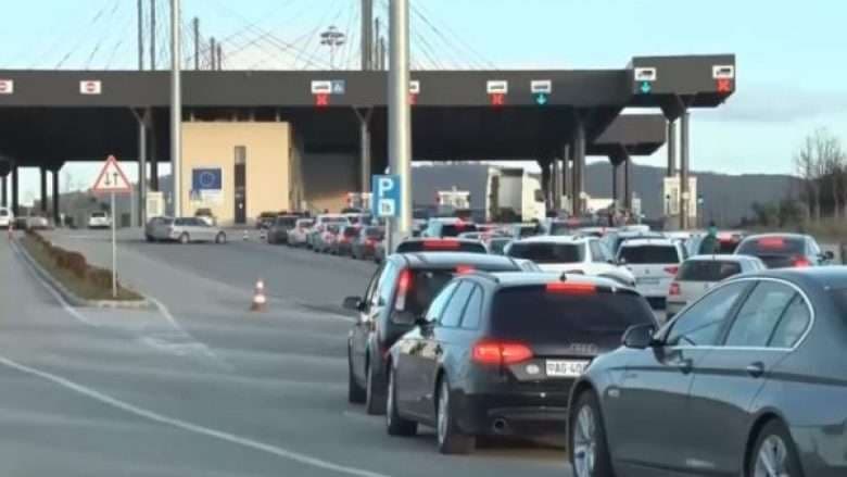 Featured image for Fluks në kufijtë e Kosovës, pritjet arrijnë deri në 15 minuta ndërsa kolonat deri në 200 metra