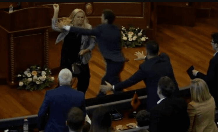 Featured image for DW: Kurti qëllohet me vezë në Kuvend mes krizës politike, partia e tij njihet për hedhje të gazit lotsjellës