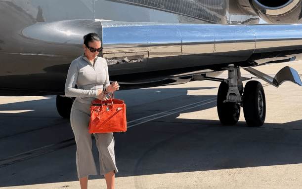 Me avion privat dhe çantë luksi, Georgina niset drejt destinacionit të ëndrrave