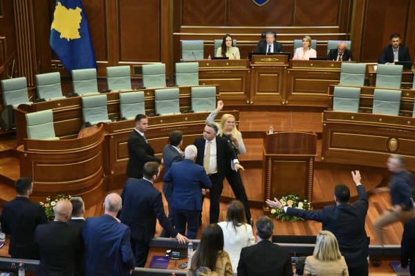 Featured image for Vezët ndaj Kurtit në Kuvend, The Guardian: Në vitin 2015 ngjashëm u qëllua Isa Mustafa