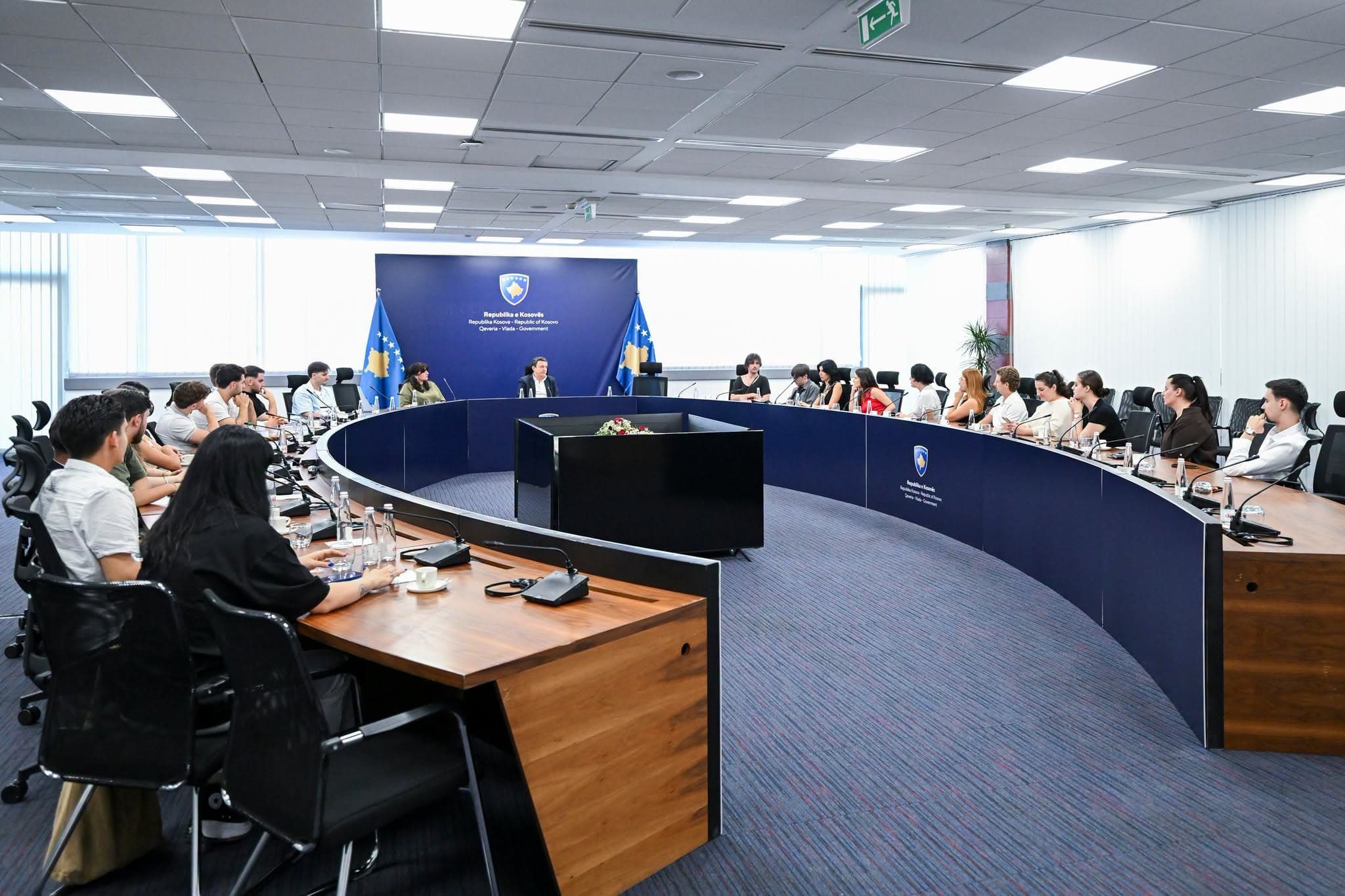 Featured image for Kurti pret rreth 25 studentë nga mërgata: Diskutuam për zhvillimet politike dhe mundësitë për bashkëpunim