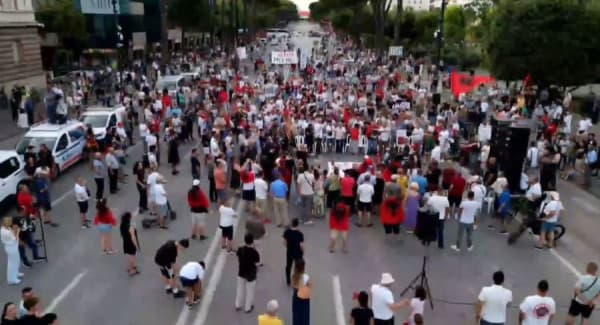Featured image for ​Protesta në Tiranë në ditën e 71-të, qytetarët tubohen para Kryeministrisë