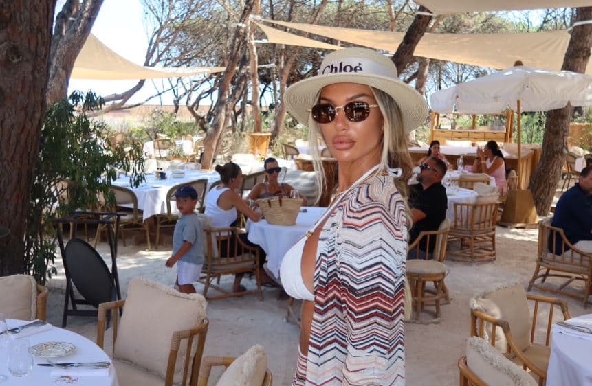 Adelina Tahiri shijon pushimet, publikon fotografi sensuale para pasqyrës