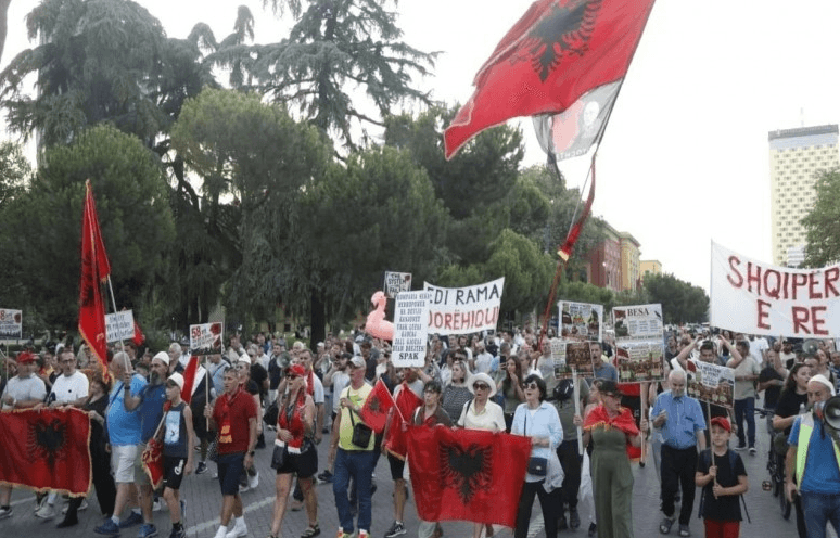 Featured image for 72 ditë protestë, qytetarët vijojnë tubimin para Kryeministrisë