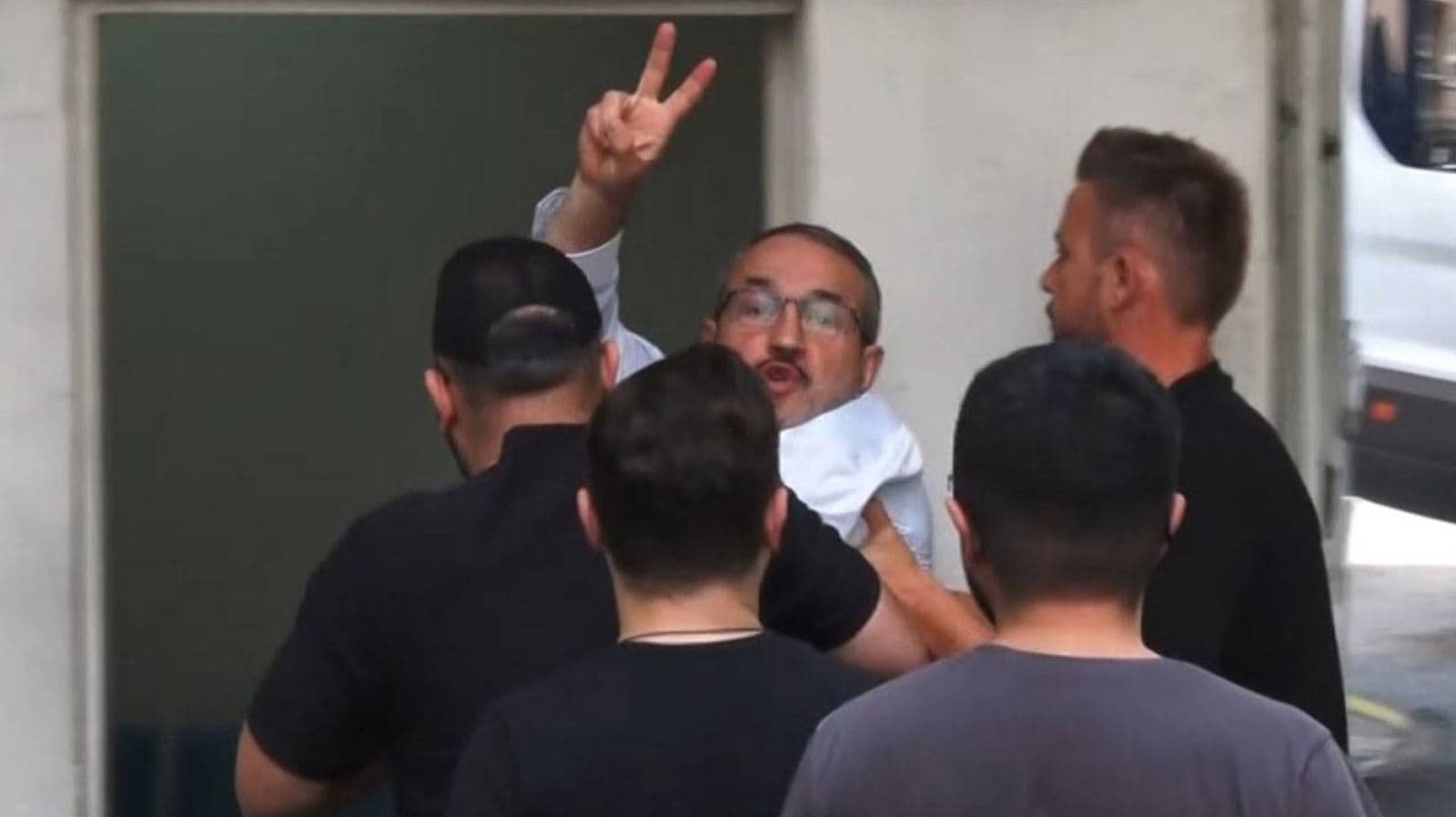 Skandal në Turqi: Arrestohet lideri i ultrasve të Galatasarayt, në shtëpinë e tij gjenden milionat