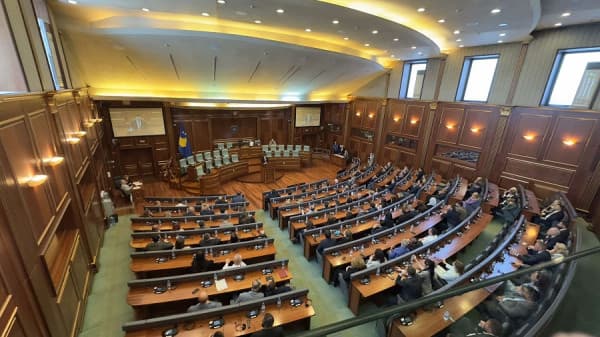 Featured image for ​AAK-ja i bashkohet PDK-së, deputetët do të qëndrojnë në sallën plenare