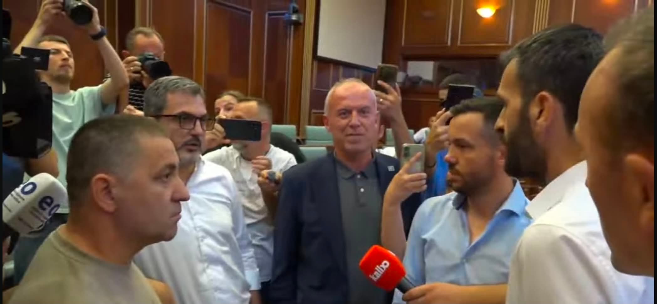Featured image for Eman Rrahmani: Rrenc je, shefin e ki rrenc, hajde këtu, Ardian Gola i përgjigjet: Ik atje