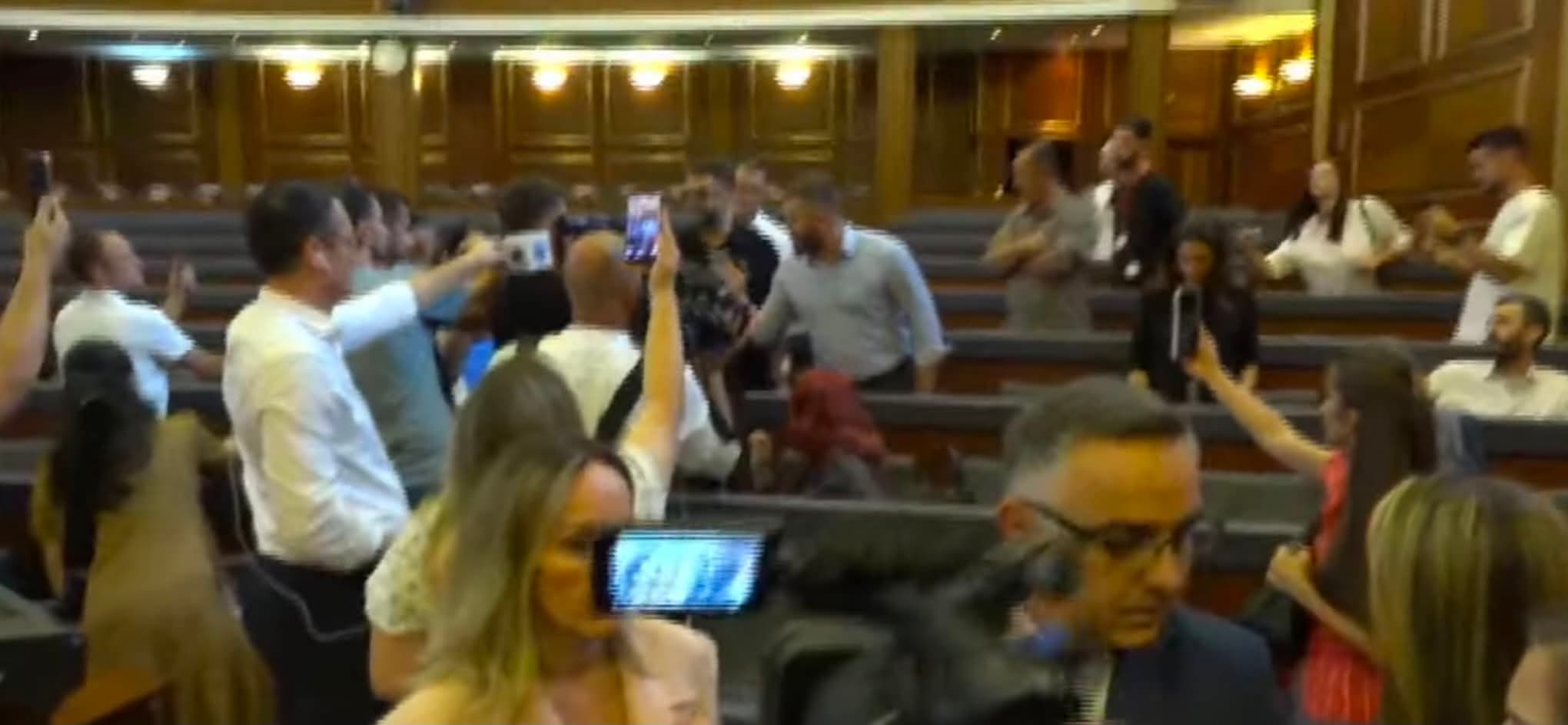 Featured image for Bekë Berisha i drejtohet Mërgim Lushtakut: Mos fol me ta, e ka çu Mihali për me të qitë keq
