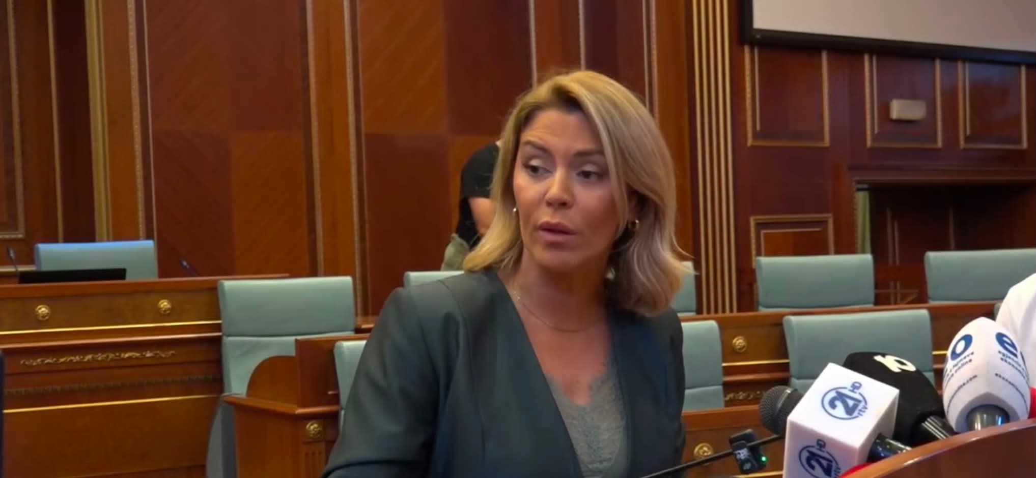 Featured image for Ngjarjet në Kuvend, Blerta Deliu: Po e mbyllim për sot, do të jemi këtu edhe nesër, do të jemi këtu çdo ditë