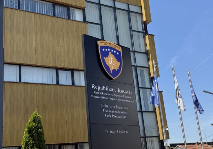 Featured image for Përleshja që përfundoi me plagosje në Ferizaj: Prokuroria kërkon paraburgim për katër të dyshuar, njëri dyshohet se goditi me kaçavidë në qafë