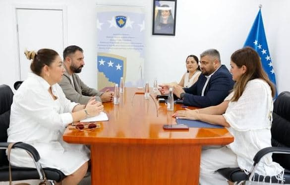Featured image for Hoti dhe Krasniqi koordinojnë bashkëpunimin mes nivelit qendror dhe lokal për punësimin dhe aftësimin profesional