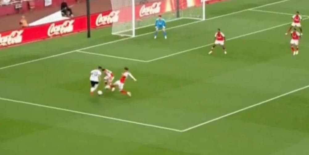 Futbollisti i Comos tallet me mbrojtësit e Arsenalit, shënoi një supergol