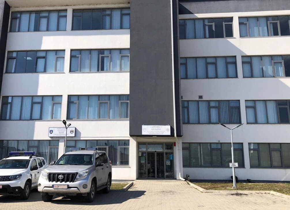 Featured image for Policia e Kosovës ndan mbi 45 mijë euro për renovimin e qendrave të ndalimit në Gjakovë