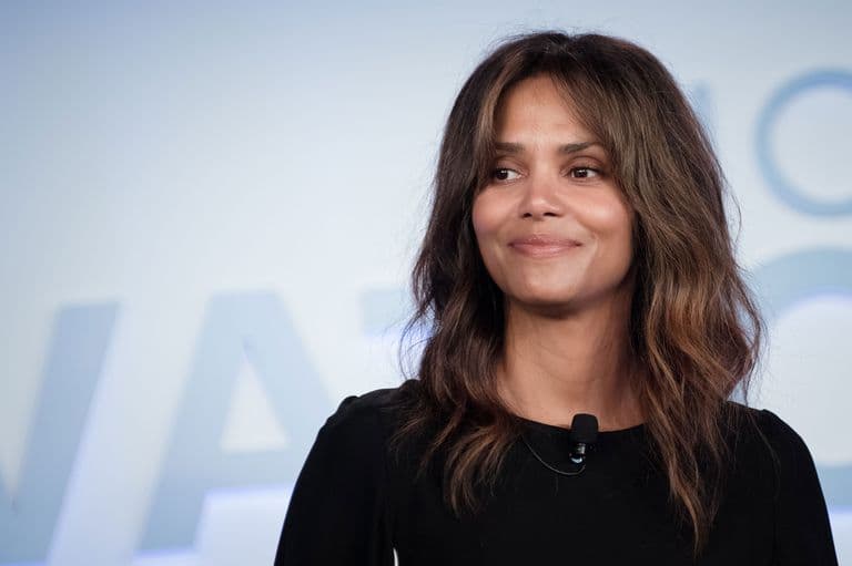 “Nuk do të lejoj veten të fshihem”, Halle Berry flet për plakjen dhe menopauzën