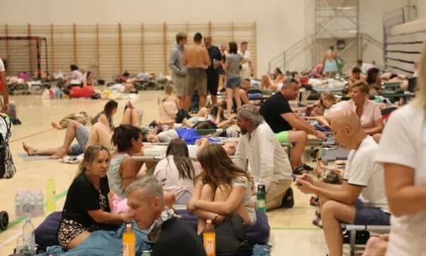 Zjarri dogji bregdetin kroat, turistët evakuohen në sallë sportesh