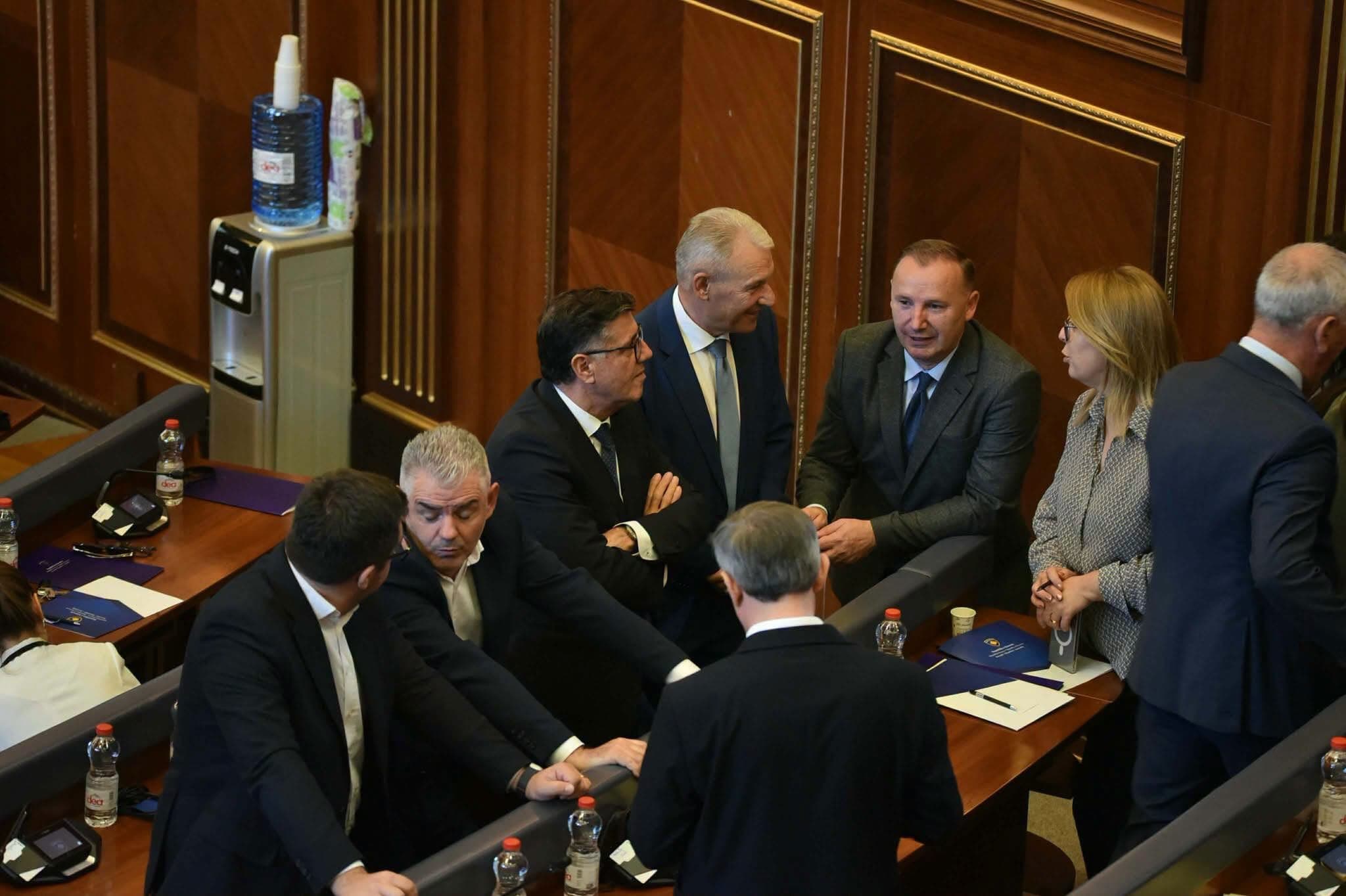 Featured image for Zemaj: Mjaft me këto lojëra politike, VV duhet të thërrasë seancën – Provokimi i situatës nuk është në interes të Kosovës