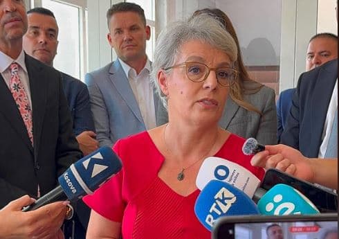 Featured image for Gërvalla thotë se opozita s’po di çka po do, freskimin me ujë e quan të mirëseardhur: Ishte nxehtë