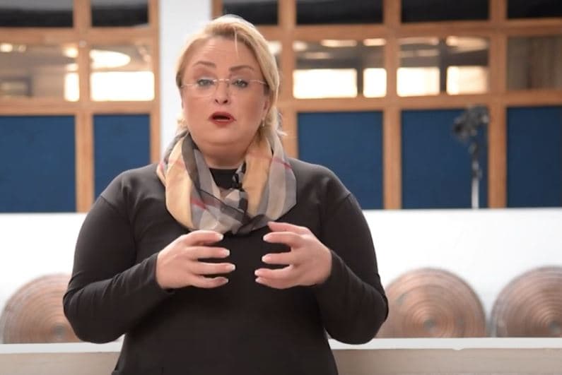 Profesoresha Hamiti për ftesën e Haxhiut drejt liderëve politikë: Nuk është aspak serioze