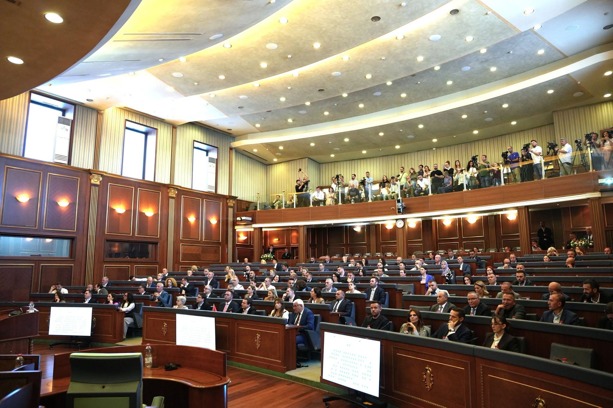 Kriza politike thellohet: PDK kërkon seancë, Dehari marrëveshje – AAK i thotë “jo” ftesës së Haxhiut