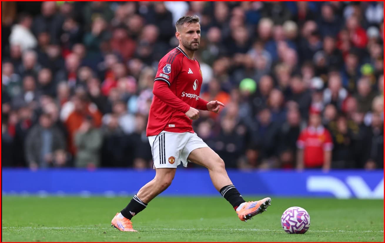 Tifozët e Manchester United kritikojnë Luke Shaw pas humbjes ndaj Milanit: “Nuk mund t’i besohet më”