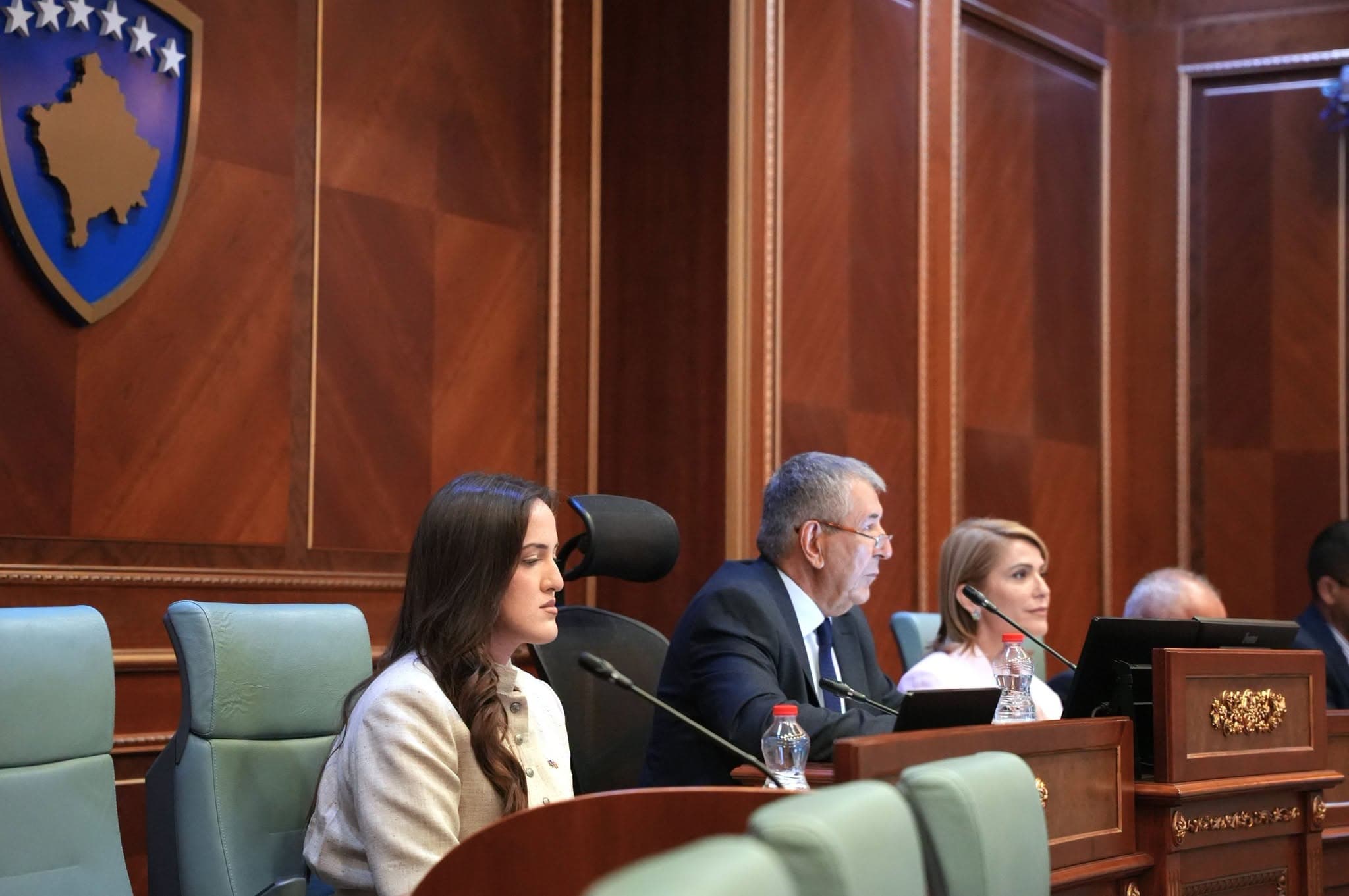 Paralajmëroj përplasje fizike në Kuvend, PDK dhe AAK i reagojnë ashpër Deharit – kërkohet që ai të jap përgjegjësi para Prokurorisë për këtë deklaratë