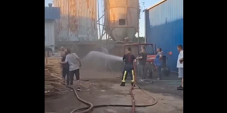 Zjarr në një fabrikë në Gjakovë, momenti kur intervenojnë zjarrfikësit