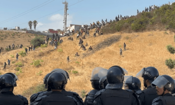 Tentuan të kalonin drejt Ceutës, policia marokene arreston mbi 100 persona – shqetësime për një tjetër kalim masiv