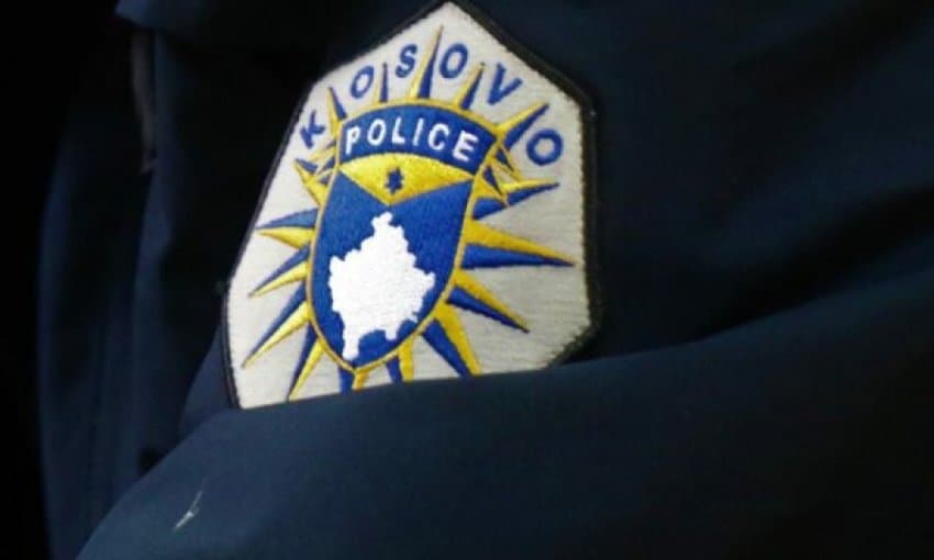 Dy persona pretendojnë se u kanosën në Leposaviq, policia bastis shtëpinë e të dyshuarit
