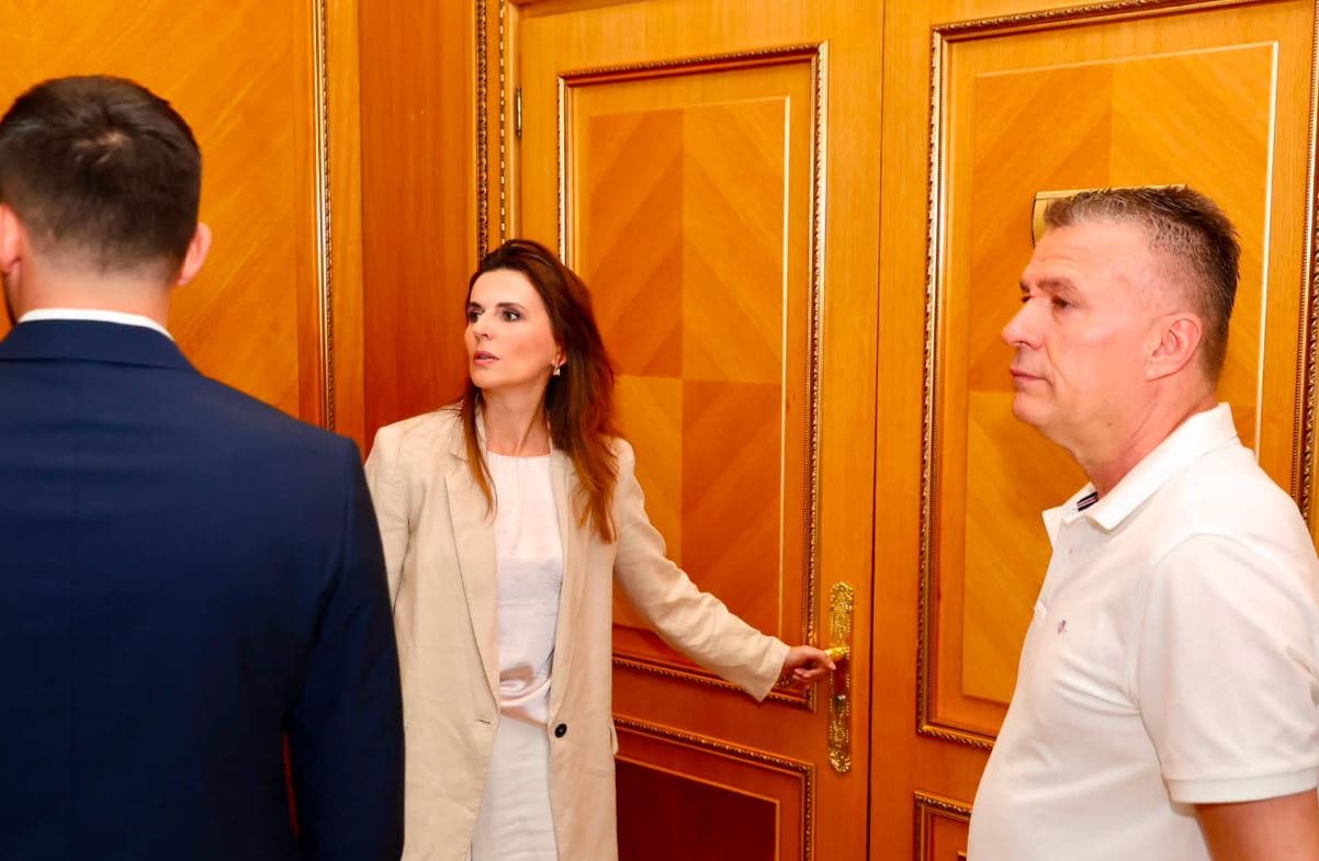 “Dyert e Kuvendit të mbyllura për deputetët”, Çitaku: Kjo është fotografia e një Republike që po mbahet peng