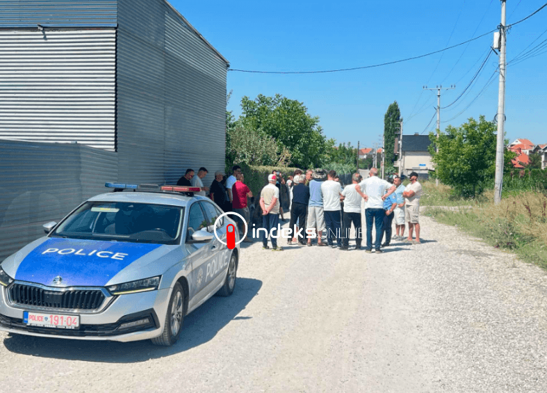 Banorët bllokojnë rrugën në Studime të Vushtrrisë, kërkojnë asfaltimin e saj