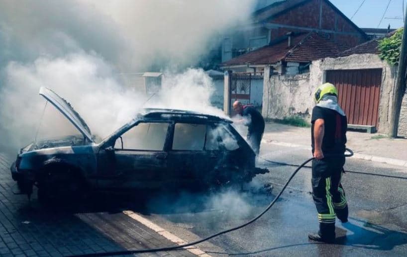Përfshihet nga zjarri një veturë në Gjakovë, zjarrfikësit lokalizojnë flakët – nuk ka të lënduar