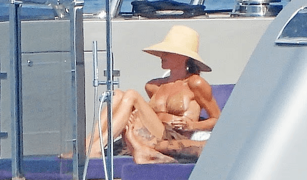 Mosha numër, Victoria nuk i lë shumë vend imagjinatës me bikini nu*do