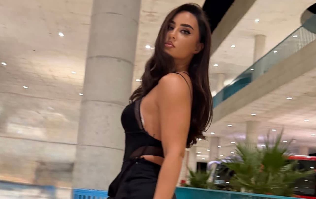 Xhensila shfaqet atraktive me fustan të zi, vë në pah asetet bombastike