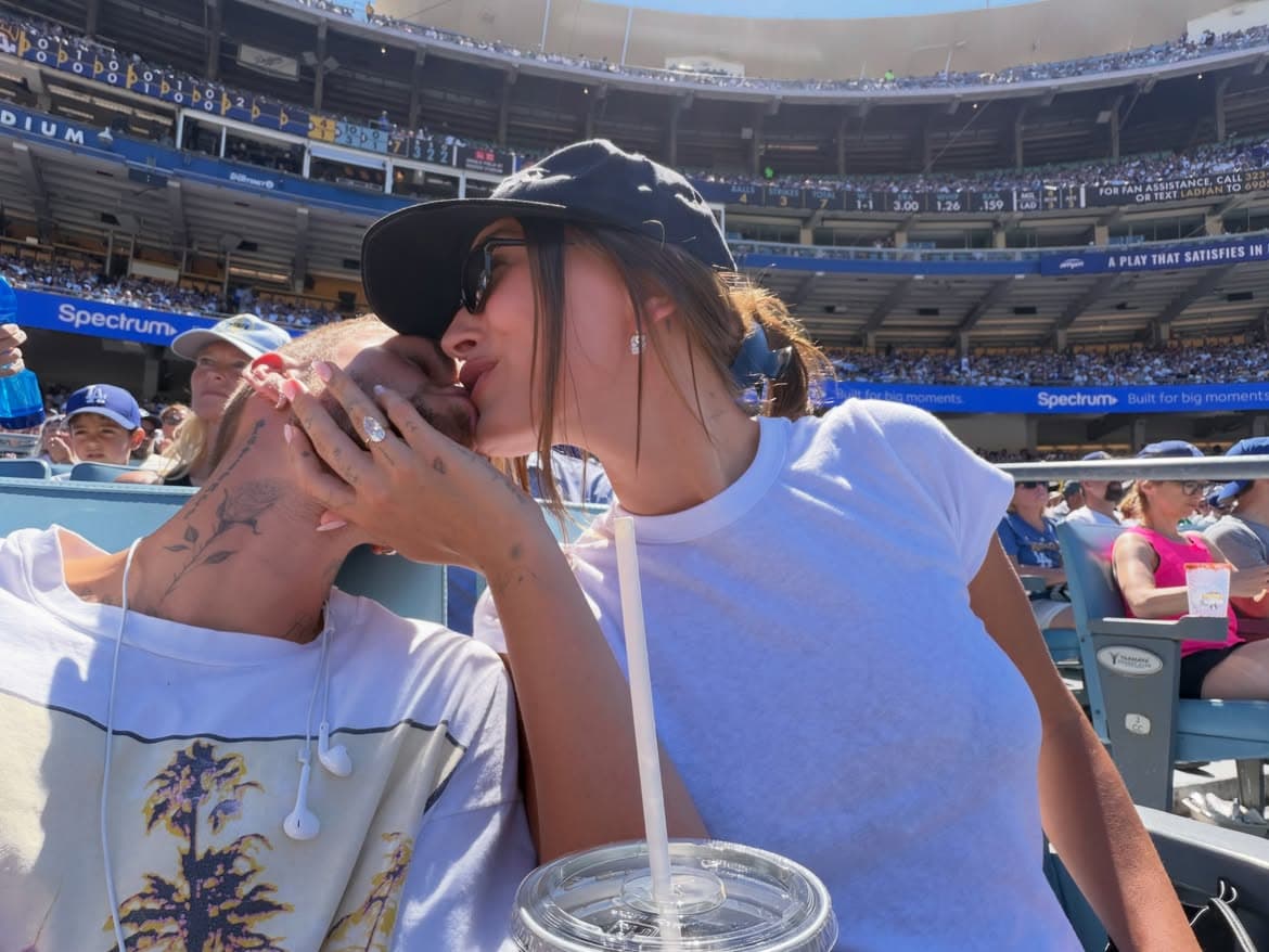 Më të dashuruar se kurrë! Justin dhe Hailey Bieber nuk i kursejnë puthjet para kamerave