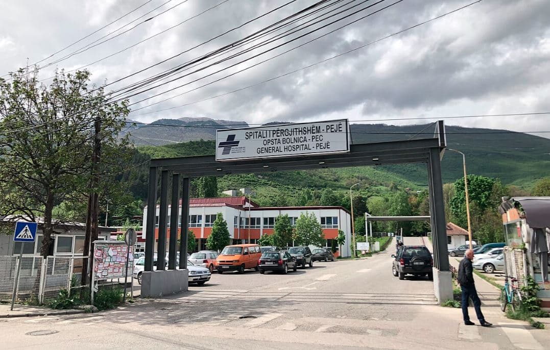 Spitali i Pejës jep detaje në lidhje me aksidentin tragjik në Kliqinë: Viktima është sjellë në gjendje shumë të rëndë shëndetësore