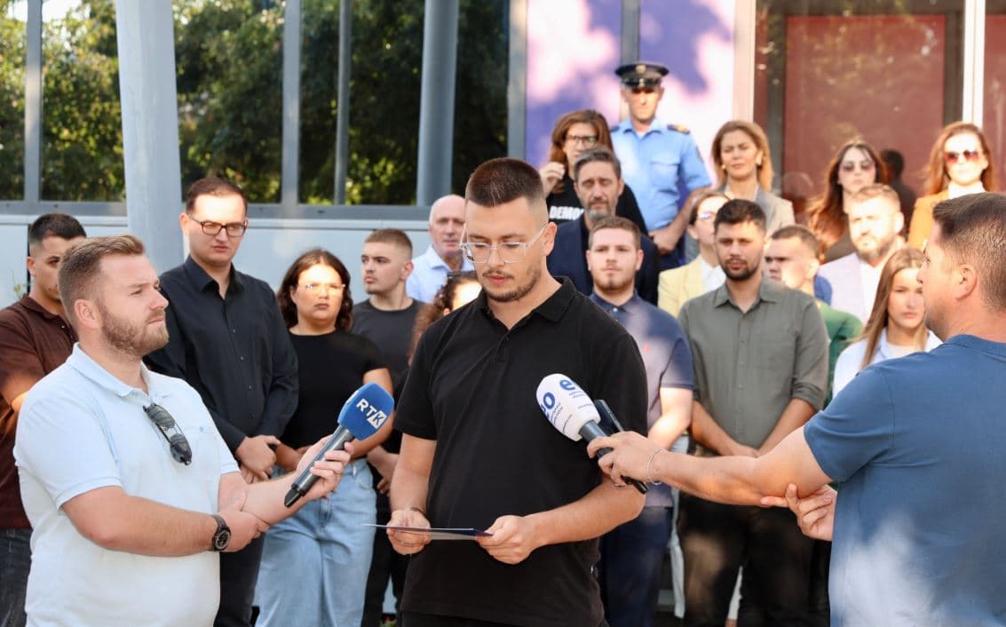 Të rinjtë thirrje Kurtit para Qeverisë: Mos ua merrni të rinjve shpresën se e ardhmja mund të ndërtohet në Kosovë