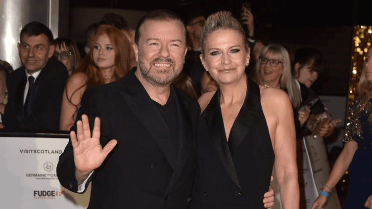 Featured image for Ricky Gervais martohet pas 40 vjetësh lidhjeje: “Vetëm për taksat”