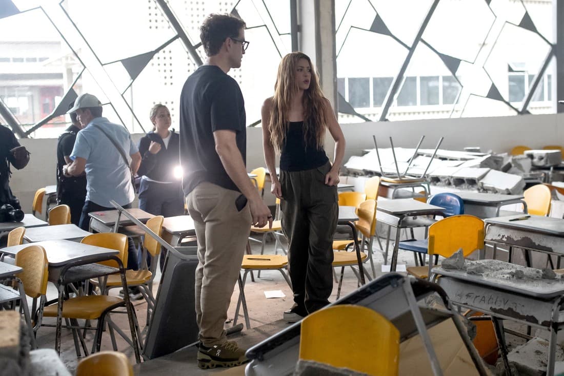 Featured image for Shakira viziton Kolumbinë pas tërmetit, siguron 1.25 milionë dollarë për rindërtimin e shkollës