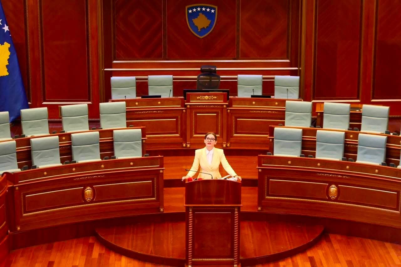 Kabashi-Ramaj nga foltorja e Kuvendit: Deputeti Kurti po e çon vendin drejt autokracisë, të konstituohet Kuvendi